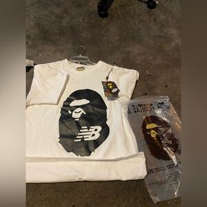 White Bape X new balance collab T-Shirt
comes with original packaging and tags